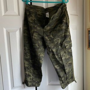 Camouflage capris